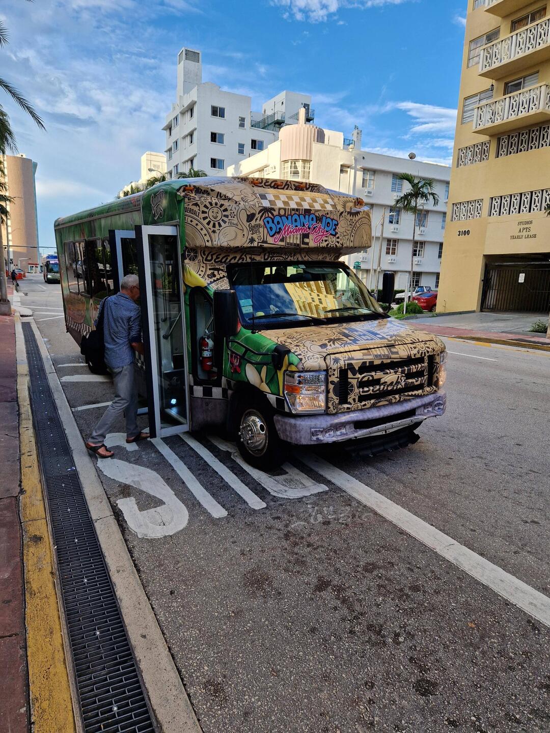 Der Bannana- Joe Bus holte uns am Hotel ab.