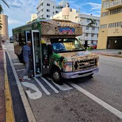 Der Bannana- Joe Bus holte uns am Hotel ab.