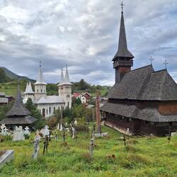 Die Holzkirchen der Maramureș sind UNESCO Weltkulturerbe. Diese ist im Nachbarort Poienile Izei.