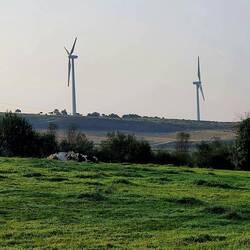 Tiens, des éoliennes...