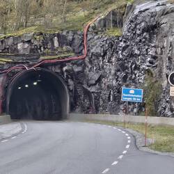 Einfahrt in den mit 7,6 km längsten Tunnel im Saltfjellet Naturpark