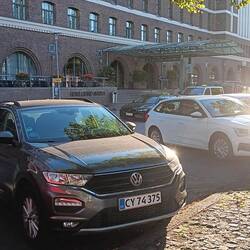 Vores lille bil ved Hotel i Helsinki