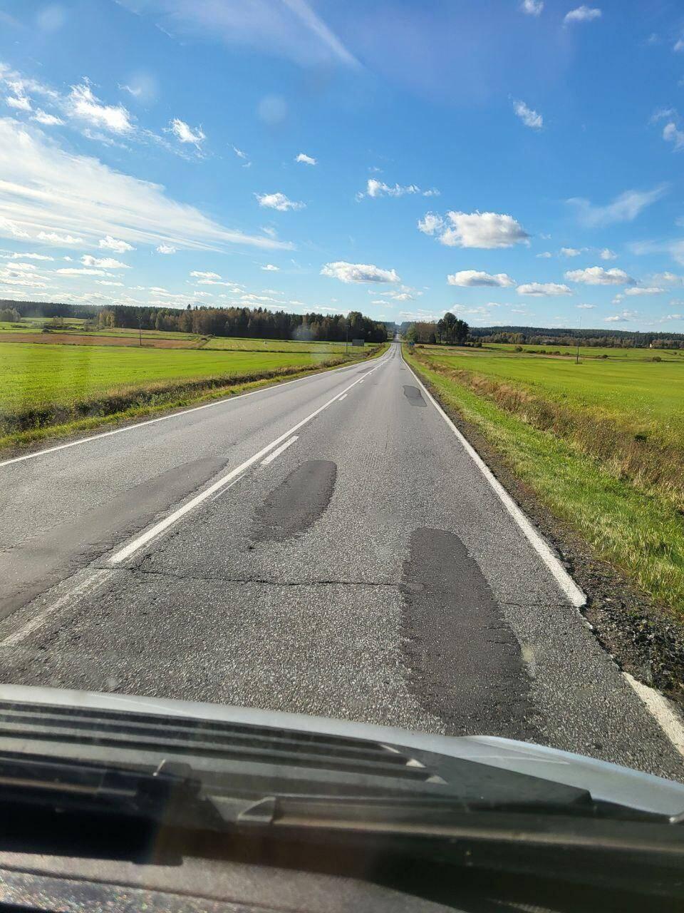 Lange und endlos wirkende Straßen.