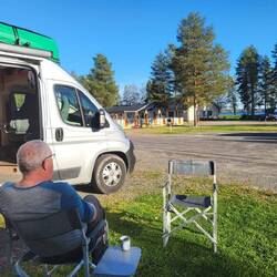 Im Hintergrund steht das Badehaus bereit.