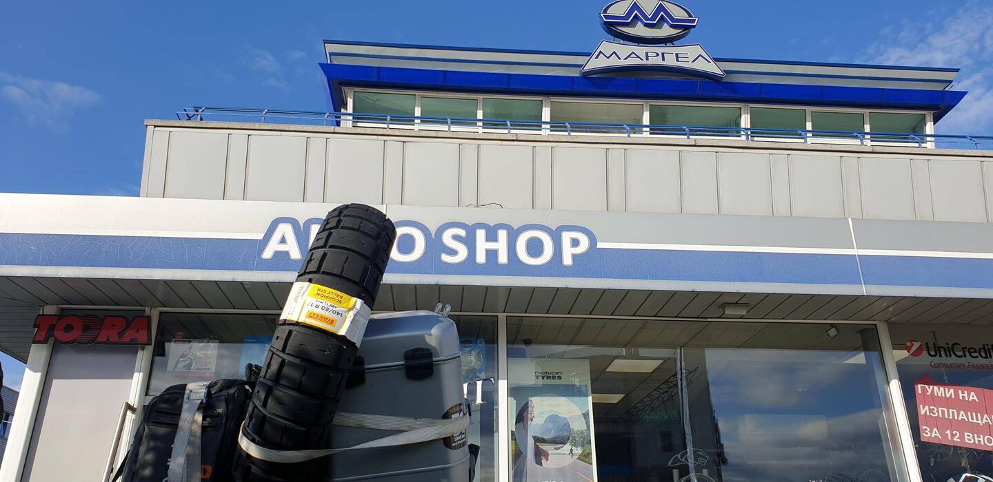 Mit Ersatzteilen versorgt.