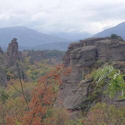 Blick auf die Felsen gleich hinter dem Ortsende