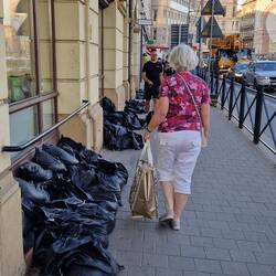 Ook de supermarkt om de hoek wapent zich tegen het water