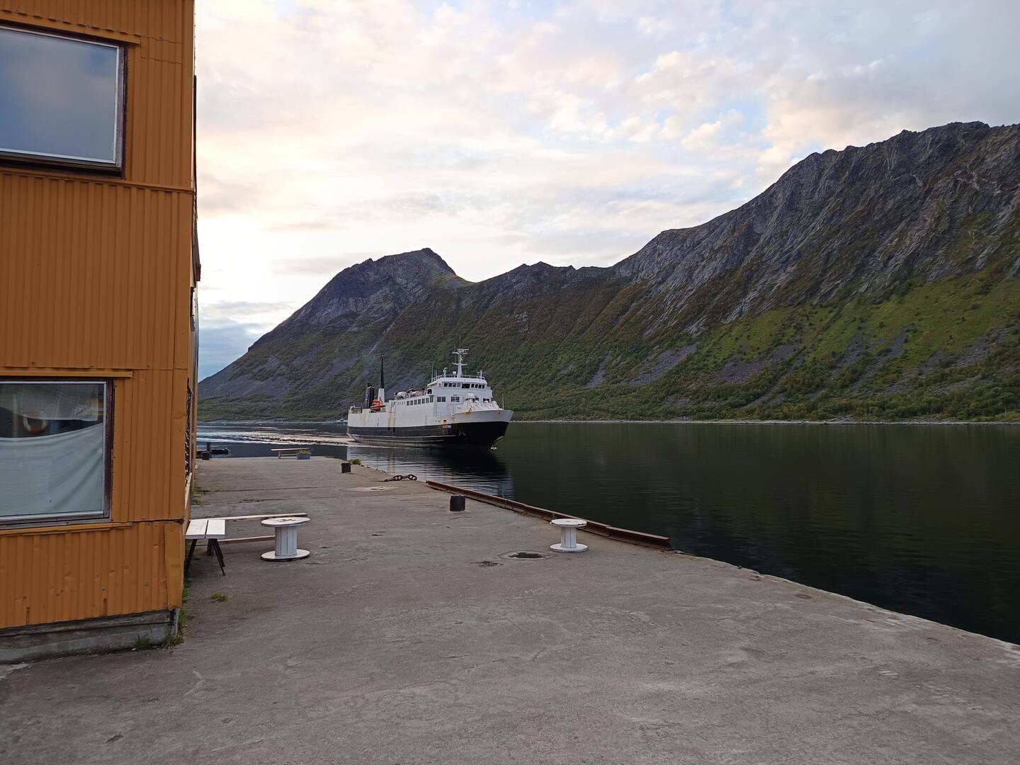 Fähre von Gryllefjord (Insel Senja) nach Bleik (Nordlafoten, Insel Andøya)