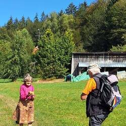 Die alte Dame lief uns mit den Äpfeln hinterher!