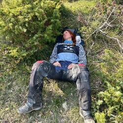 Kurzes Powernap im Schatten