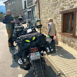 Omi ist fasziniert von unseren bikes und erstaunt darüber, dass Zisi selbst fährt