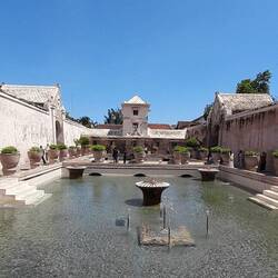 Das Wasserschloss des Sultans (er sass im Turm und hat seinen Frauen beim Baden zugesehen)