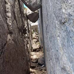 Der Abstieg zwischen zwei Felswänden, zu breit darf man da nicht sein...