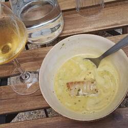 Als Vorspeise mittelalterliche Fischsuppe.