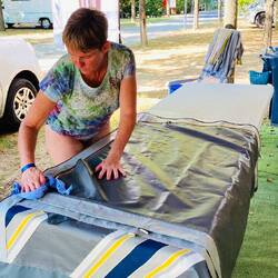 Das ganze Zelt wird fein säuberlich gereinigt