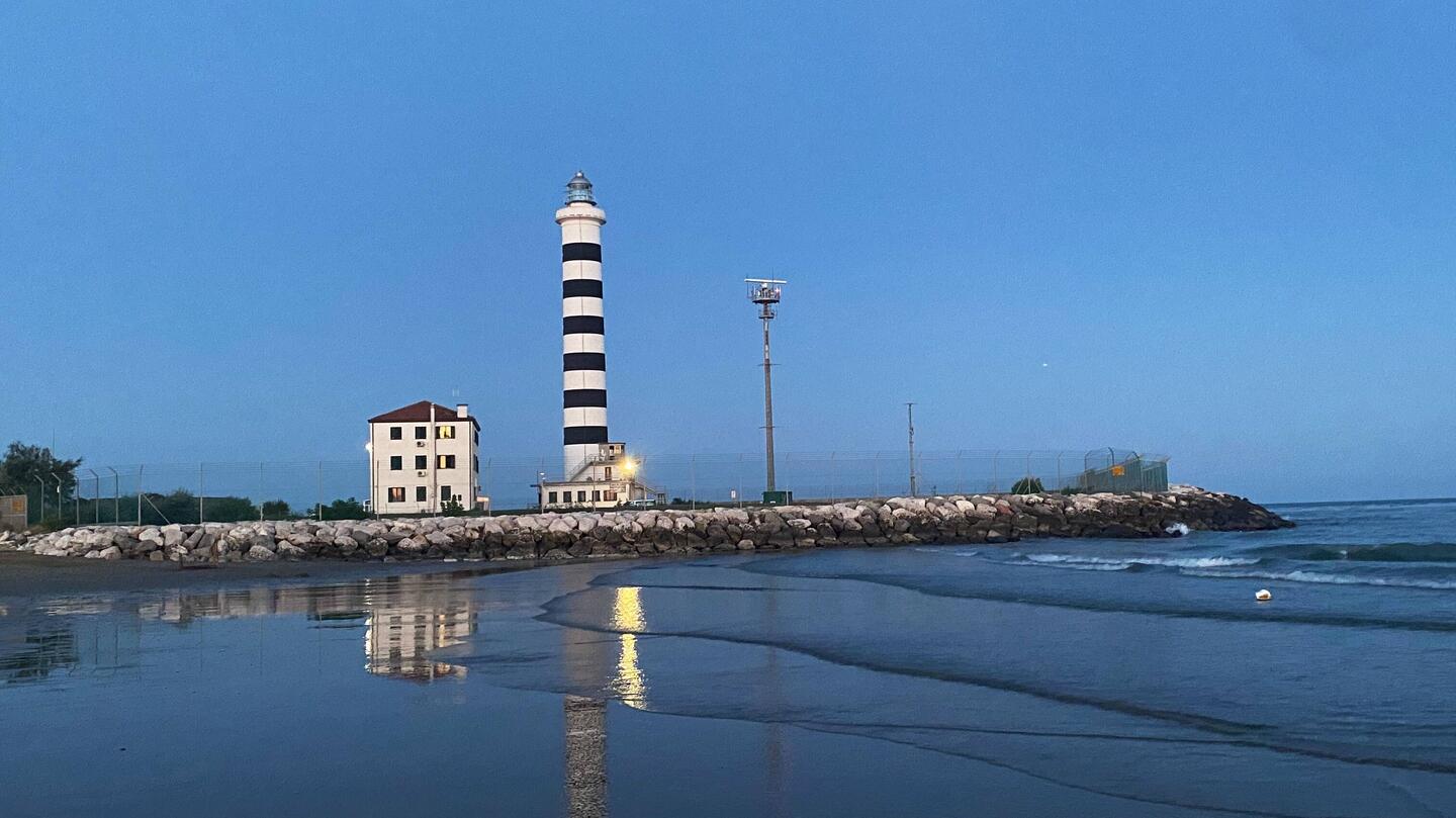 Ein Bild, das einem immer beim Betrachten Energie gibt. Einfach fantastisch, dieser Leuchtturm.