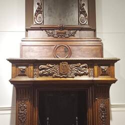 Das ist mal ein Kamin, raumhoch und aus Holz 🤔