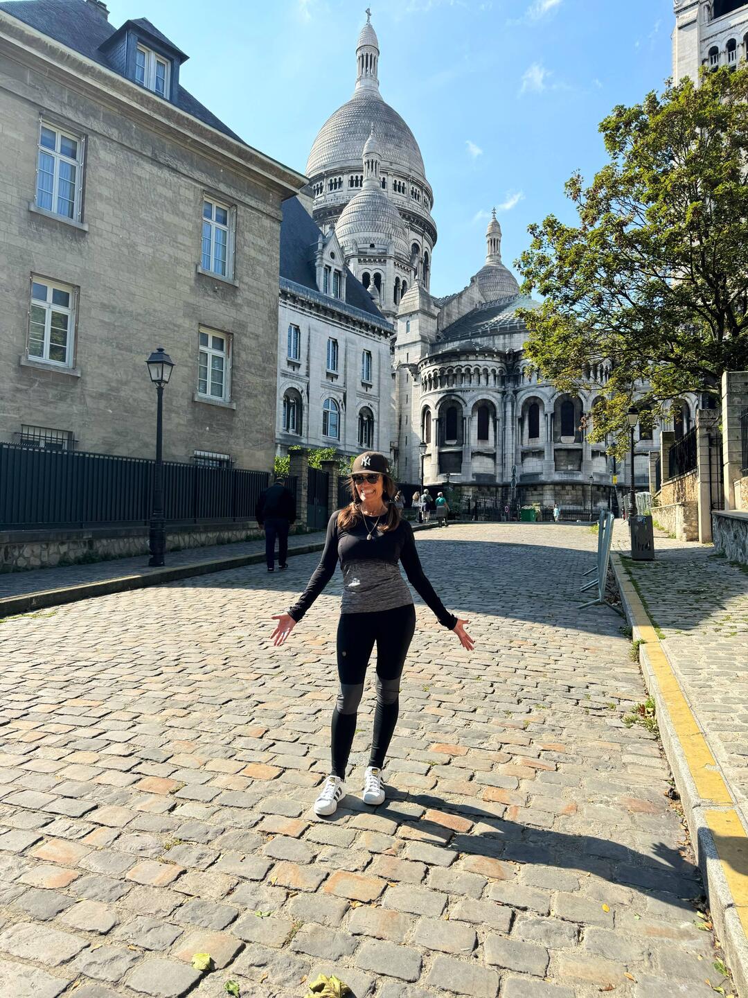 Basílica de sacre coeur in montmartre in background.