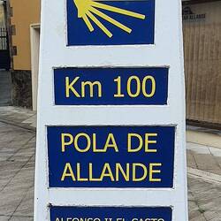 La marque 100 km m'a étonnée, mais je ne suis pas à 100 km de Santiago, mais d'Oviedo