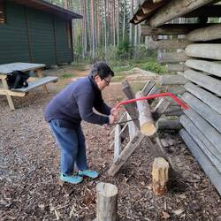 Hier wird selbst Holz gemacht. Schon warm ohne Feuer.