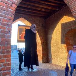 Leider zu später erfahren, Livetheaterspiel in der ganzen Stadt.