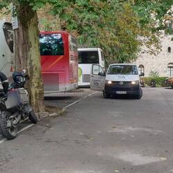 Motorrad platzschonend geparkt