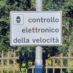This translates to 'speed camera'
