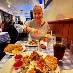 Abendessen in Monterey bei Meeresfrüchten und dunklem Fassbier