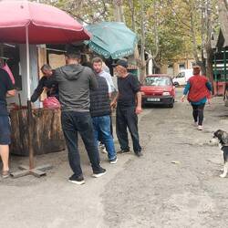 Der Metzger. Der Hund könnte Mr Tott sein😃