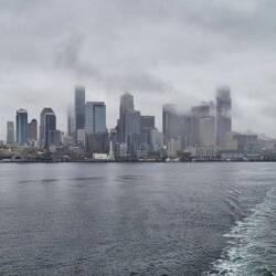 Am nächsten Morgen auf der Fähre: Seattle in grau