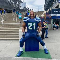 Henrike geht als Footballspielerin durch