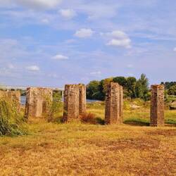 Überreste einer alten Brücke über den Tejo
