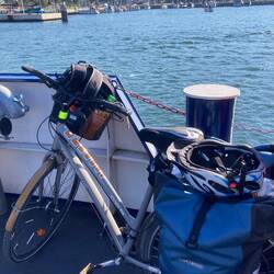 Mit dem Fahrrad über die Trave.