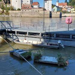 Was schwimmen denn da für zwei Kisten in der Donau?🤔