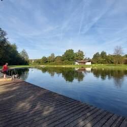 Wir starten an diesem wunderschönen Badesee! Es gibt sogar eine Schwimmerin zu entdecken!😁👍