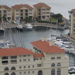 An der Küstenlinie wird Landgewinn betrieben und moderne Wohnhäuser gebaut