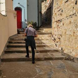 Von der Stadt bis ganz oben gibt es fast durchgängig Treppen.