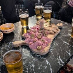 Daran erkennt man eine gute Bikerunterkunft. Zum Ankunftsbier gibt es ein paar Snacks und Salami.