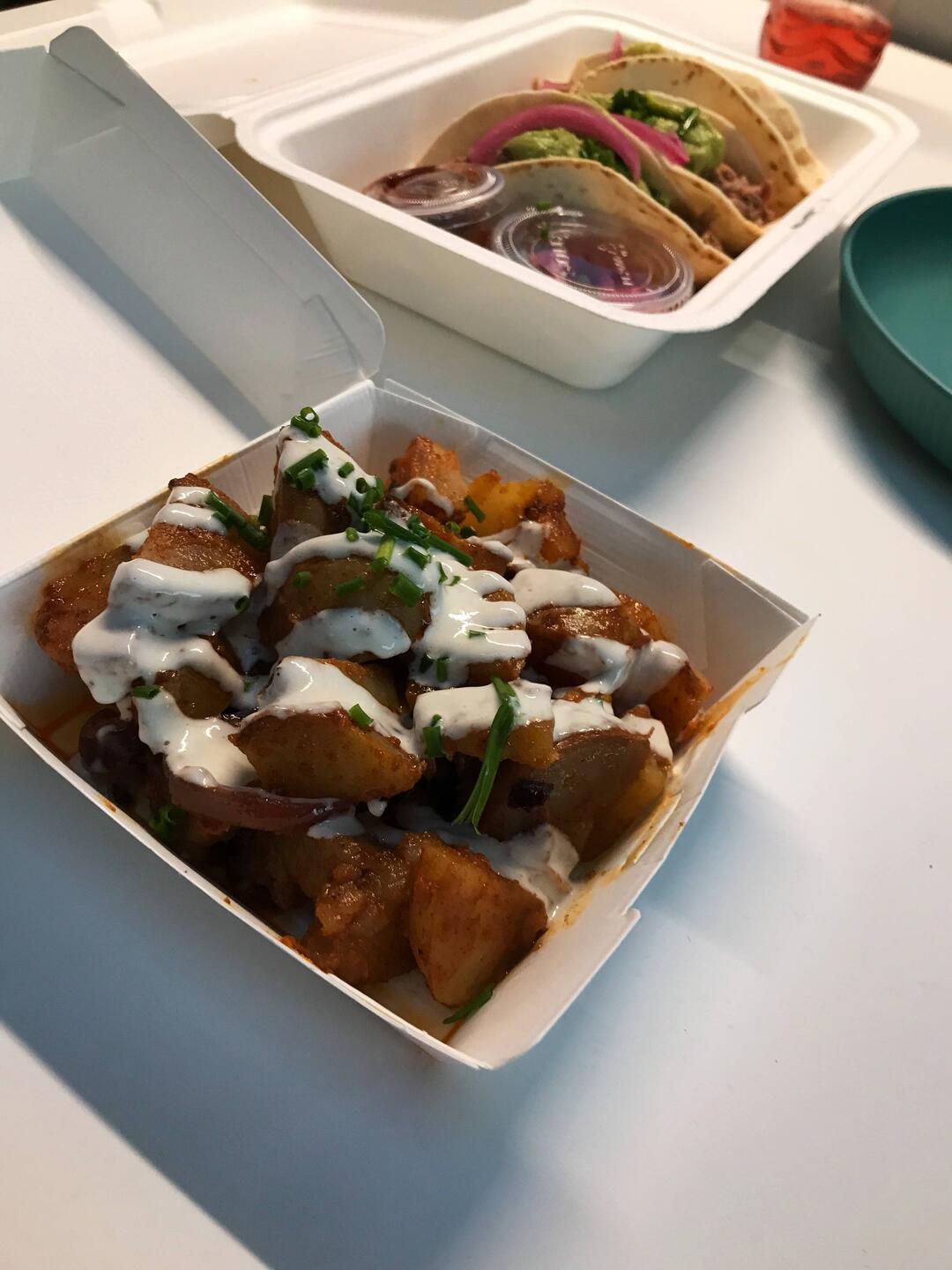 Tacos mit Pulled Pork. Davor Bratkartoffeln mit Knoblauch