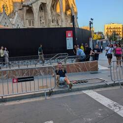 Man achte auf die Menschen im Hintergrund - es gibt keinen, der nicht guckt!