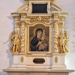 Beeldengroep in een kapel van de basiliek