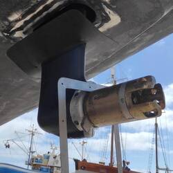 Ankleben und Schrauben Saildrive Schacht