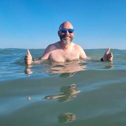 Anbaden im Mittelmeer, nein nein ist gar nicht kalt