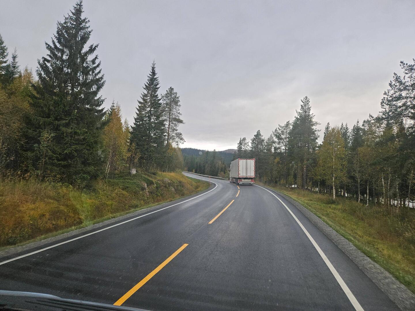 Der Lastwagen zieht uns fast 2 Stunden vom Trondheim Richtung Donbas