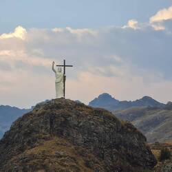 Er begrüßt diejenigen, die aus dem Tunnel kommen.