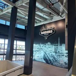 im Stadion, auf dem Weg zu unseren Plätzen