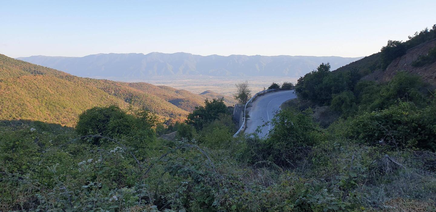 Dahinter in die Ebene führt der Weg