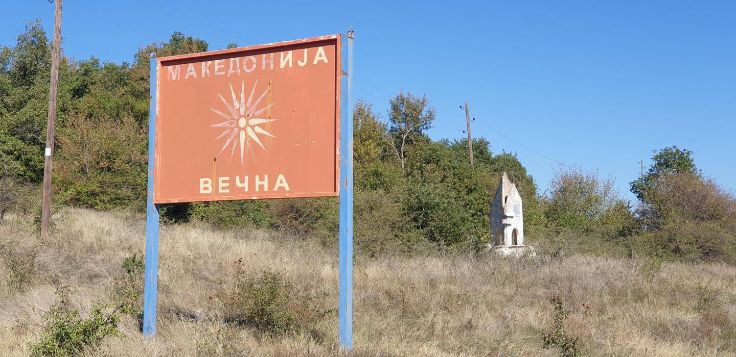 Nordmazedonien grüßt auf einer Blechtafel