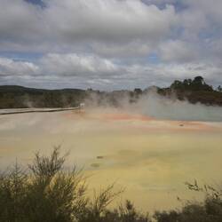 Bakterien färben das Wasser in verschiedenen Farben