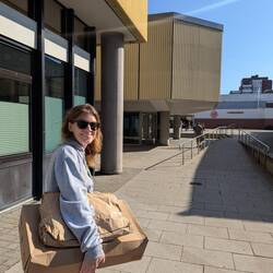 Noch ahnt der H&M Mitarbeiter nichts von seinem Glück